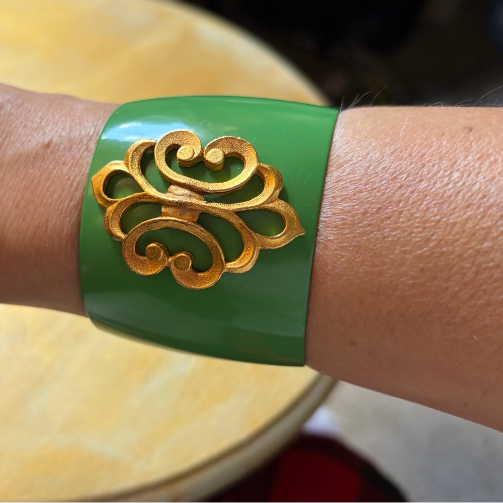 Gorgeous vintage Green enamel Bracelet with Gold medallion perfect!
